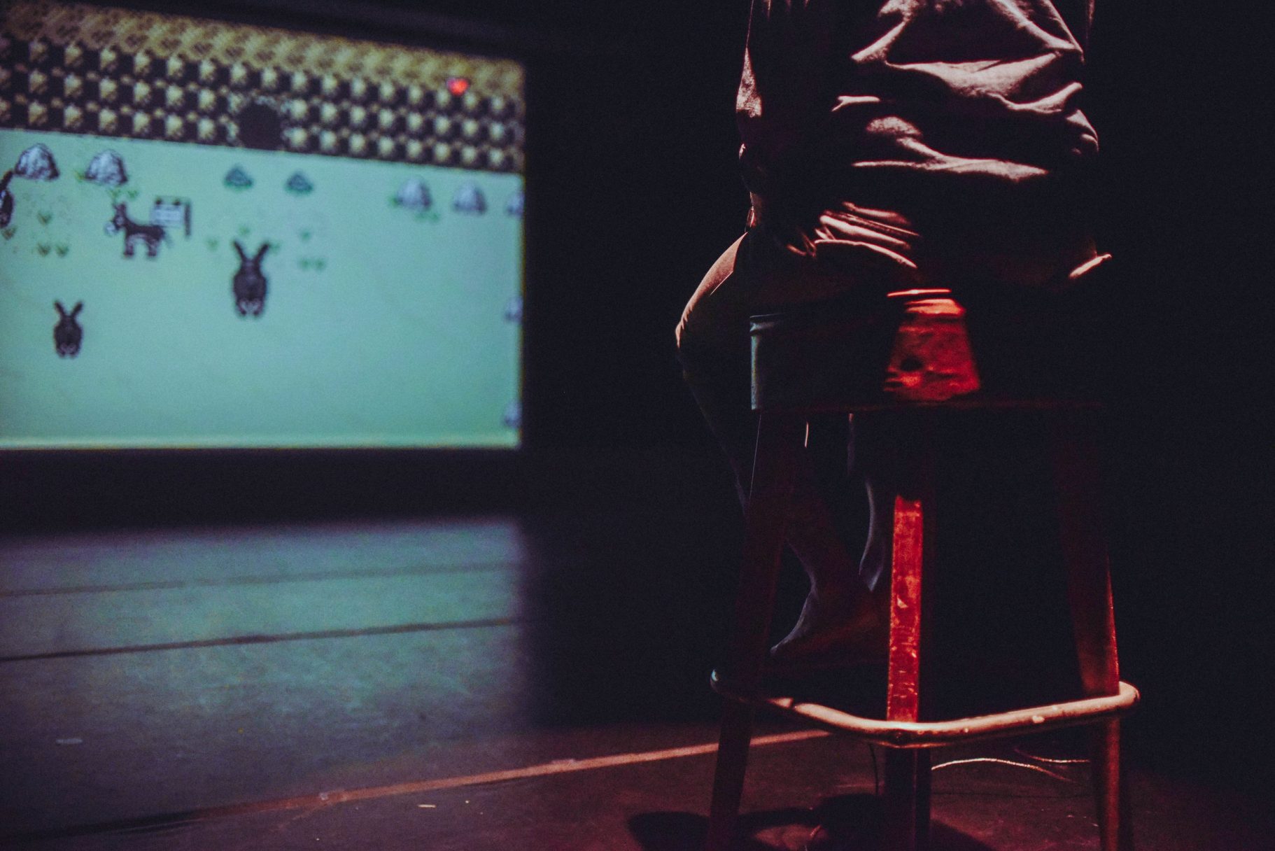 asses.masses, une performance-jeu vidéo de Milton Lim & Patrick Blenkarn